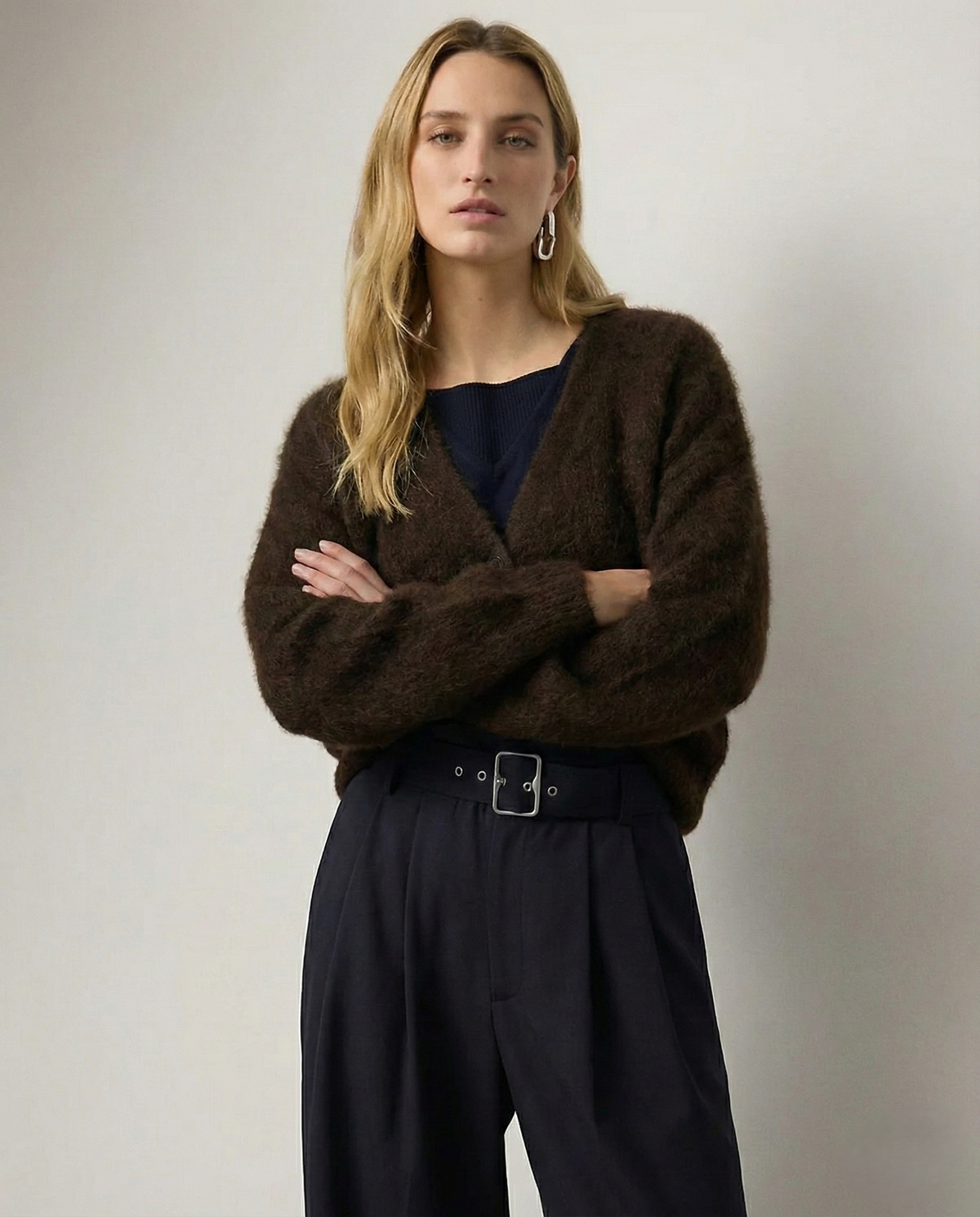 Oversized cashmere cardigan for women in soft neutral tones, featuring a relaxed fit and cozy knit texture.
