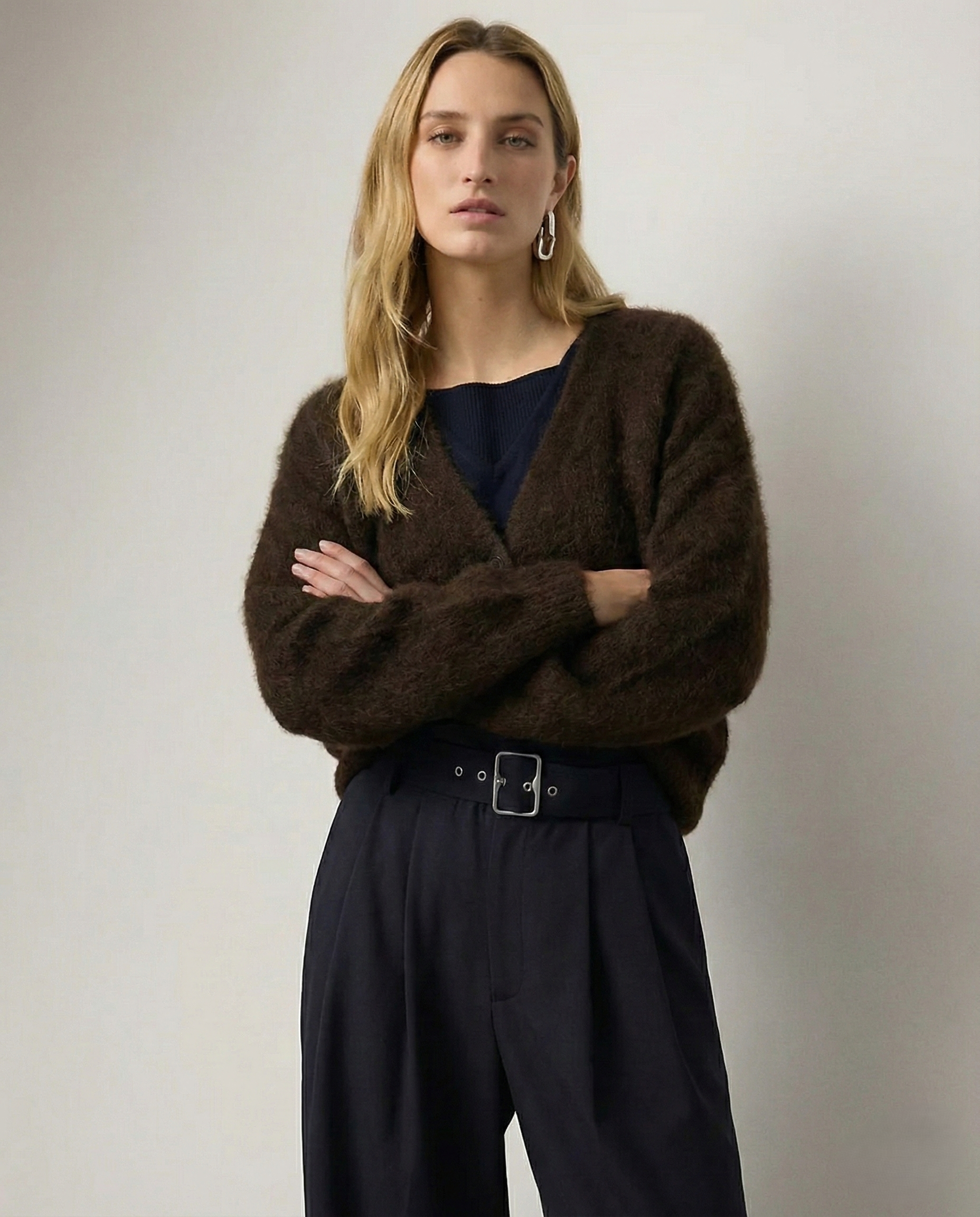 Oversized cashmere cardigan for women in soft neutral tones, featuring a relaxed fit and cozy knit texture.