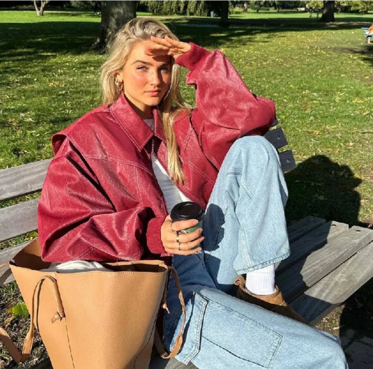 Emily women's oversized quilted bomber jacket with contrast stitching, featuring a stylish, relaxed fit and modern design.